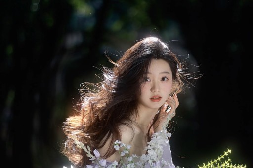 戚薇当妈后越发年轻！穿绿色夹克+白色短裙清新减龄又少女