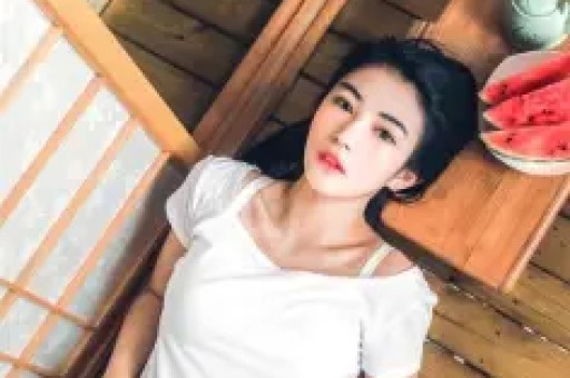 性感女星差点被两位大佬夹死的瓜！